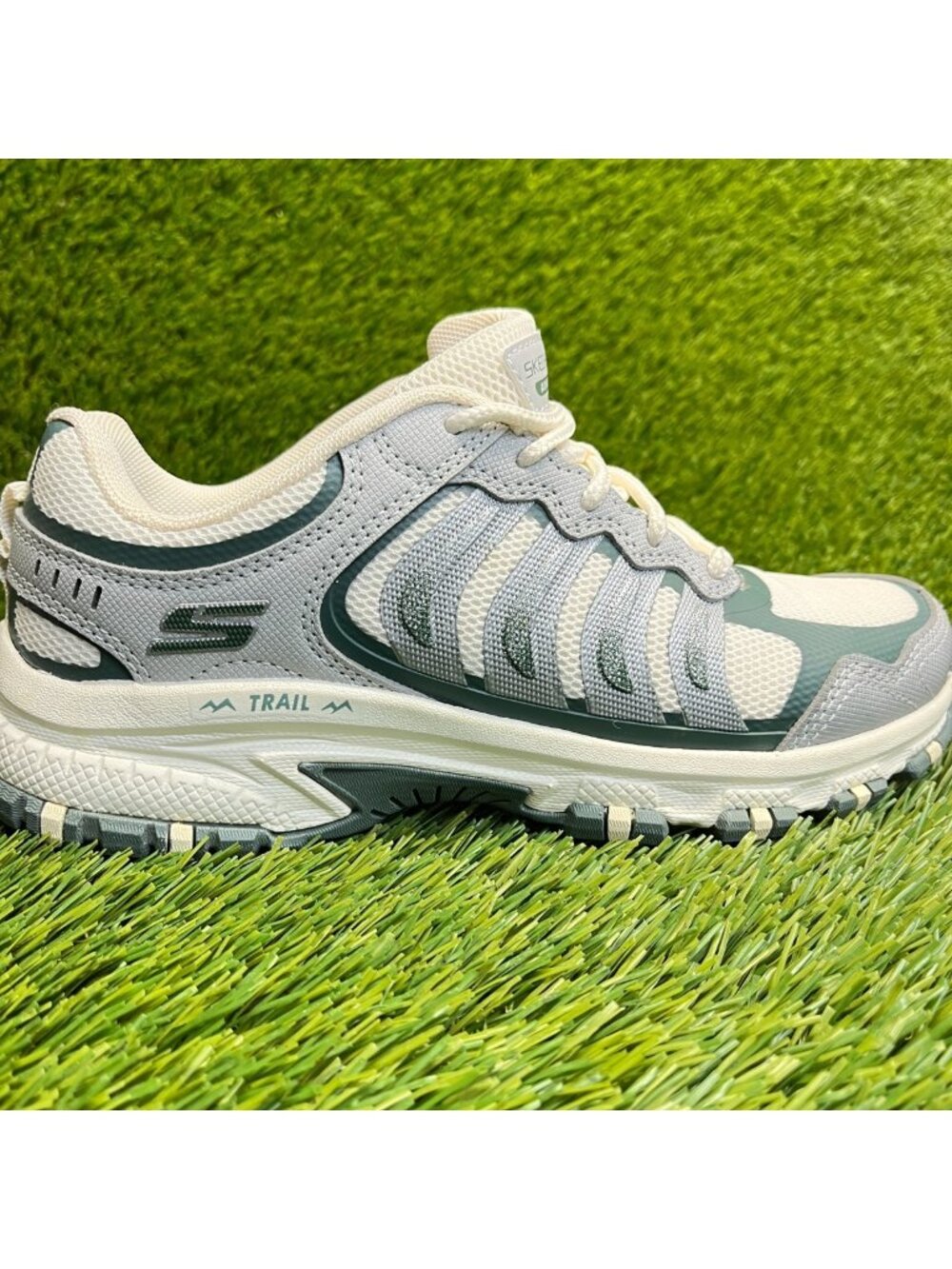 Skechers Lightweight Comfortable Womens Size 6 Gray Beige Running Shoes Sneakers